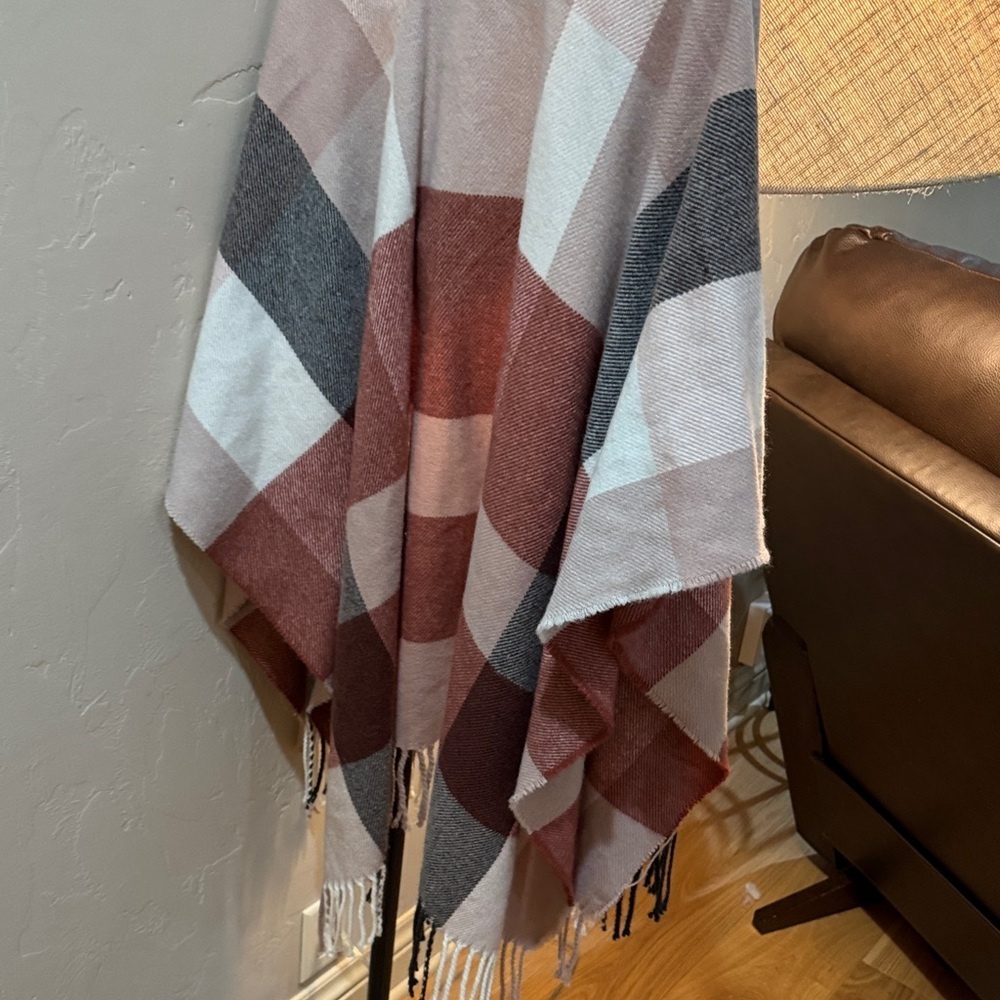 LC Lauren Conrad Plaid Fringe Poncho OS     A0027 - Picture 6 of 6